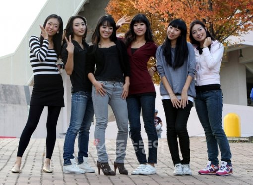 ‘야구장의 꽃’ 두산 베어스의 치어리더. 박상희(왼쪽부터), 정현정, 강미진 팀장, 박영분, 박정아, 임아름. 박화용 기자 inphoto@donga.com