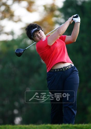 여주 블루헤런 골프장에서 열린 하이트컵 챔피언십 1라운드에서 장하나가 9번홀에서 티샷을 하고 있다.사진제공|KLPGA