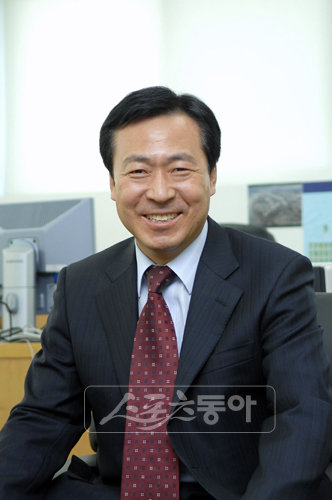 김태근 본부장이 경륜 개장 15주년을 맞아 경주운영본부의 나눔 가치, 건전레저문화에 대해 설명하고 있다.사진제공｜경주사업본부