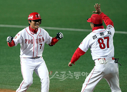 2009 프로야구 한국시리즈 1차전 기아타이거즈 대 SK와이번스 경기가 16일 광주 무등경기장에서 열렸다. 6회말 2사 만루 기아 이종범이 역전 2타점 중전 안타를 친 후 환호하고 있다. 광주 | 김종원기자 won@donga.com