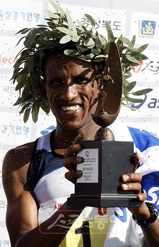 동아일보 2009 경주국제마라톤대회에서 우승을 차지한 에티오피아의 예마인 티스게이가 트로피를 들고 환하게 웃고 있다. 경주 | 이훈구 동아일보기자 ufo@donga.com