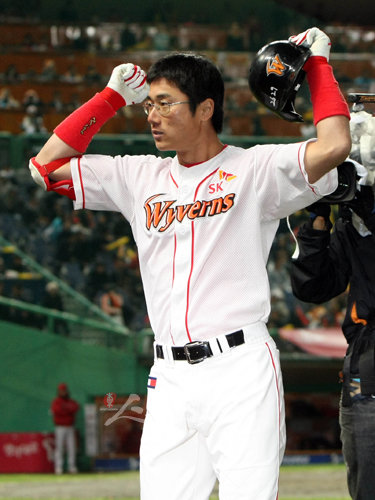 2009 PS 뒤흔든 SK 정권.’ 지난해 SK의 해결사가 김재현이었다면 올해는 박정권이다. 19일 한국시리즈 3차전, SK 박정권이 3회 무사 1루서 사실상 승부에 쐐기를 박는 2점 홈런포를 쏘아올렸다. 문학｜ 양회성 기자 yohan@donga.com