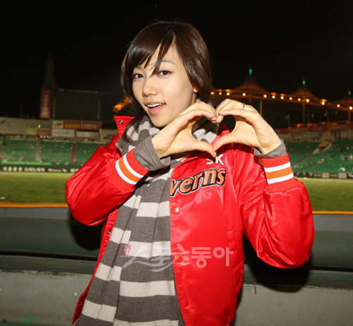 19일 인천 문학야구장에서 열린 프로야구 SK와 KIA의 한국시리즈 3차전에서 SK가 11-6으로 승리를 거뒀다. 와이번스 걸 이채영이 포즈를 취하고 있다. 문학ㅣ 박화용 기자 inphoto@donga.com