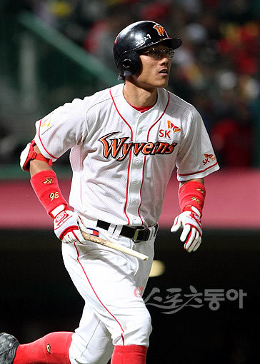 2009 프로야구 한국시리즈 3차전 SK와이번스 대 기아타이거즈 경기가 19일 인천 문학야구장에서 열렸다. 8회말 1사 3루 SK 박정권이 배트 부러지는 1타점 우전 안타를 치고 있다. 문학 | 김종원기자 won@donga.com