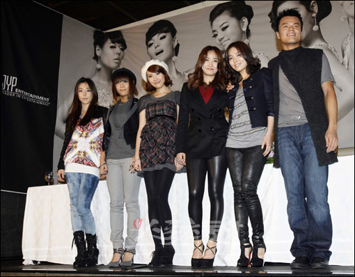 23일 오후 서울 강남구 청담동 트라이베카에서 열린 ‘원더걸스 미국 빌보드 싱글차트 진입’ 관련 기자회견에서 원더걸스의 멤버들과 박진영 프로듀서가 포토타임을 갖고 있다. 임진환 기자 photolim@donga.com