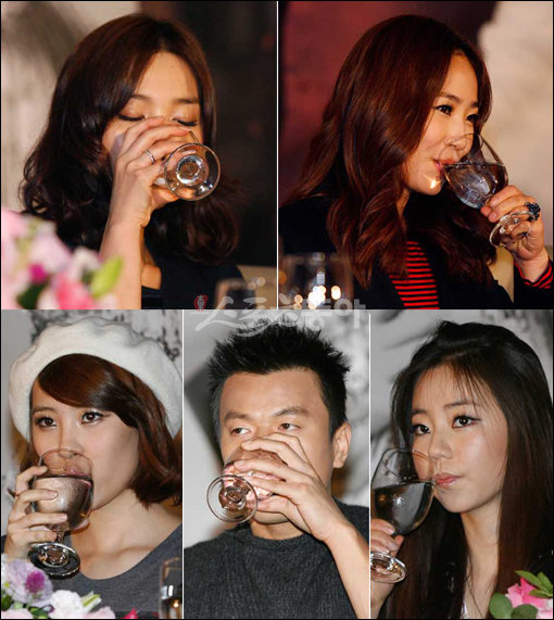 23일 오후 서울 강남구 청담동 트라이베카에서 열린 ‘원더걸스 미국 빌보드 싱글차트 진입’ 관련 기자회견에서 원더걸스 멤버들과 박진영 프로듀서(가운데)가 목을 축이고 있다. 임진환 기자 photolim@donga.com