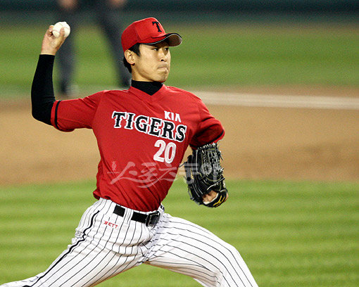 23일 서울 잠실야구장에서 열린 프로야구 SK와 KIA의 한국시리즈 6차전에서 KIA 선발 투수 윤석민이 역투하고 있다. 잠실ㅣ 박화용 기자 inphoto@donga.com