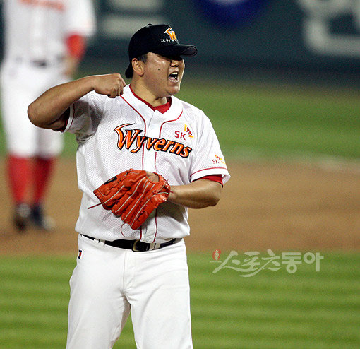 23일 서울 잠실야구장에서 열린 프로야구 SK와 KIA의 한국시리즈 6차전에서 SK가 3-2로 승리를 거두고 승부를 원점으로 돌렸다. SK 마무리 채병용이 9회초 2사 후 KIA 마지막 타자 장성호를 좌익수 플라이로 잡고 환호하고 잇다. 잠실ㅣ 박화용 기자 inphoto@donga.com