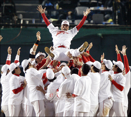 2009프로야구 한국시리즈 7차전 KIA타이거즈 대 SK와이번스의 경기가 24일 서울 잠실야구장에서 열렸다. 5:5 동점 상황에서 9회말 KIA 나지완의 결승 솔로 홈런으로 우승을 차지한 KIA 선수들이 승장 조범현 감독을 헹가래 치고 있다. 잠실 | 양회성 기자 yohan@donga.com