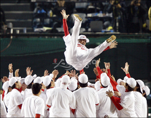 2009프로야구 한국시리즈 7차전 KIA타이거즈 대 SK와이번스의 경기가 24일 서울 잠실야구장에서 열렸다. 5:5 동점 상황에서 9회말 KIA 나지완의 결승 솔로 홈런으로 우승을 차지한 KIA 선수들이 승장 조범현 감독을 헹가래 치고 있다. 잠실 | 양회성 기자 yohan@donga.com