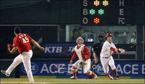 2009프로야구 한국시리즈 7차전 KIA타이거즈 대 SK와이번스의 경기가 24일 서울 잠실야구장에서 열렸다. 5:5 동점 상황 9회말 1사, KIA 나지완이 SK 마무리 투수 채병용을 상대로 결승 솔로 홈런을 날리고 있다. 잠실 | 양회성 기자 yohan@donga.com