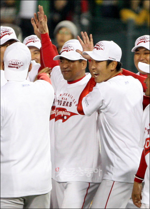 24일 서울 잠실야구장에서 열린 프로야구 SK와 KIA의 한국시리즈 7차전에서 KIA가 9회말 1사 후 나지완의 끝내기 홈런에 힘입어 4-3패로 챔피언에 올랐다. KIA 선수들이 조범현 감독과 기쁨을 나누고 있다. 잠실ㅣ 박화용 기자 inphoto@donga.com