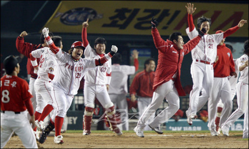 2009프로야구 한국시리즈 7차전 KIA타이거즈 대 SK와이번스의 경기가 24일 서울 잠실야구장에서 열렸다. 5:5 동점 상황 9회말 1사, KIA 나지완이 SK 마무리 투수 채병용을 상대로 결승 솔로 홈런을 날리며 경기를 끝내자 동료들이 뛰어나와 함께 환호하고 있다. 잠실 | 양회성 기자 yohan@donga.com