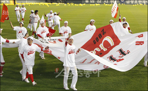 24일 서울 잠실야구장에서 열린 2009프로야구 한국시리즈 7차전 KIA타이거즈 대 SK와이번스의 경기. 5:5 동점 상황 9회말 1사 상황에서 KIA 나지완이 SK 마무리 투수 채병용을 상대로 결승 솔로 홈런을 날리며 경기 종료, KIA가 V10 달성에 성공했다. KIA 선수들이 그라운드를 돌며 우승 세리머니를 하고 있다. 잠실 | 양회성 기자 yohan@donga.com