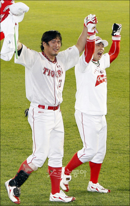 24일 서울 잠실야구장에서 열린 2009프로야구 한국시리즈 7차전 KIA타이거즈 대 SK와이번스의 경기. 5:5 동점 상황 9회말 1사 상황에서 KIA 나지완이 SK 마무리 투수 채병용을 상대로 결승 솔로 홈런을 날리며 경기 종료, KIA가 V10 달성에 성공했다. KIA 최희섭과 나지완이 그라운드를 돌며 우승 세리머니를 하고 있다. 잠실 | 양회성 기자 yohan@donga.com