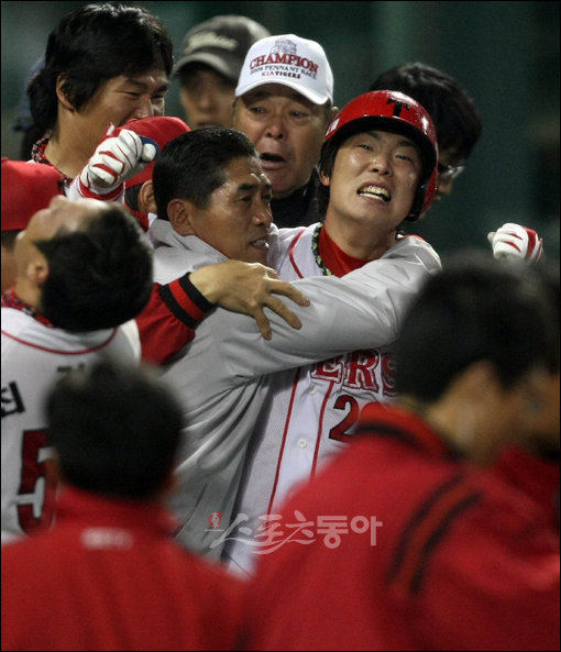 2009 프로야구 한국시리즈 7차전 기아타이거즈 대 SK와이번스 경기가 24일 잠실야구장에서 열렸다. 9회말 1사 끝내기 좌월 홈런을 친 기아 나지완이 홈인해 조범현감독과 기뻐하고 있다. 잠실 | 김종원 기자 won@donga.com
