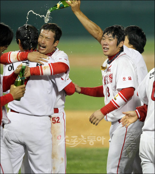 2009 프로야구 한국시리즈 7차전 기아타이거즈 대 SK와이번스 경기가 24일 잠실야구장에서 열렸다. 9회말 1사 기아 나지완의 끝내기 홈런으로 한국시리즈 우승을 확정지은 후 이종범과 최경환, 안치홍이 샴페인을 뿌리며 기뻐하고 있다. 잠실 | 김종원 기자 won@donga.com