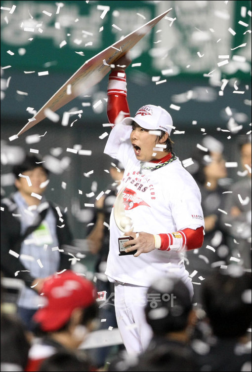 2009 프로야구 한국시리즈 7차전 기아타이거즈 대 SK와이번스 경기가 24일 잠실야구장에서 열렸다. 한국시리즈 MVP 나지완. 잠실 | 김종원 기자 won@donga.com