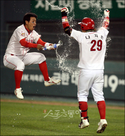 24일 서울 잠실야구장에서 열린 프로야구 SK와 KIA의 한국시리즈 7차전에서 KIA가 9회말 1사 후 나지완의 끝내기 홈런에 힘입어 4-3패로 챔피언에 올랐다. KIA 나지완이 9회말 1사 후 끝내기 홈런을 치고 그라운드를 돌며 포효하고 있다. 잠실ㅣ 박화용 기자 inphoto@donga.com