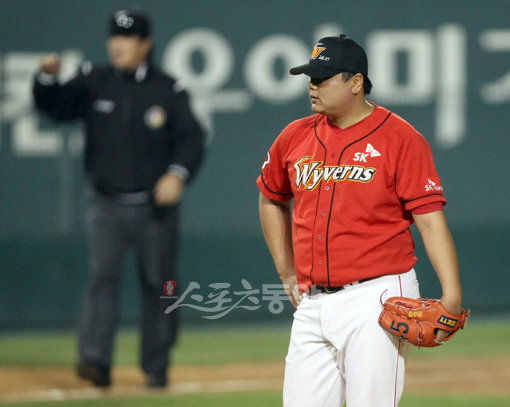 2009 프로야구 한국시리즈 7차전 기아타이거즈 대 SK와이번스 경기가 24일 잠실야구장에서 열렸다. 9회말 1사 기아 나지완에게 끝내기 홈런을 허용한 SK 채병용이 허탈하게 그라운드를 바라보고 있다. 잠실 | 김종원기자 won@donga.com