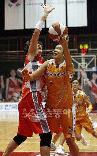 정선화 “날 누가 막아!” 26일 구리실내체육관에서 열린 여자프로농구 경기에서 국민은행 정선화(오른쪽)가 금호생명 강지숙의 수비를 뚫고 골밑슛을 시도하고 있다.구리|임진환 기자 photolim@donga.com
