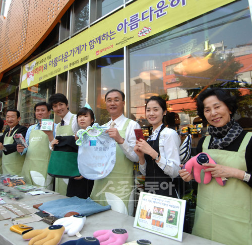 손숙(오른쪽 첫 번째), 조영진 롯데리아 대표이사(오른쪽 세 번째), 탤런트 이필모(오른쪽 다섯 번째) 씨가 롯데리아-아름다운가게 기부 협약식을 마친 뒤 포즈를 취하고 있다.사진제공 | 롯데리아