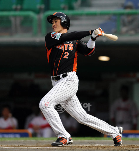 롯데 주장 조성환은 부상 후유증으로 시력이 완전치 않은 상태였지만 누구에게도 털어놓지 않고 그라운드로 돌아와 묵묵히 팀을 이끌었다. 스포츠동아 DB