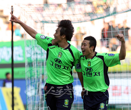 “터졌다! 20호골” ‘라이언 킹’ 이동국(왼쪽)이 1일 경남전 정규시즌 득점왕을 자축하는 20호 골을 성공시킨 뒤 팀동료 최태욱과 환호하고 있다. 전주|박화용 기자 inphoto@donga.com