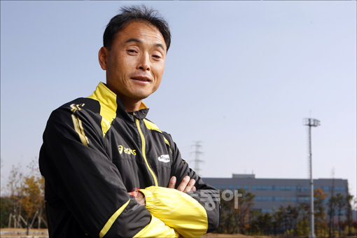 앙상한 나뭇가지를 휘젓는 초겨울의 싸늘한 바람. 켜켜이 흩어지는 이봉주의 머리카락 사이에서 세월의 무게를 느낄 수 있었다. 20년 넘게 고독한 레이스를 펼친 이봉주가 새로운 출발을 위해 신발끈을 동여맸다. 화성 ｜ 양회성 기자 yohan@donga.com