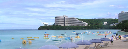 아가나 해변에서 관광객들과 원주민들이 어울려 물놀이를 즐기고 있다. 여유로운 괌의 바다는 다양한 해양스포츠를 즐기기 제격이다.