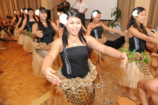 사이판, 로타, 팔라우, 축 등 마이크로네시아 15개 인근 섬들은 1년에 한번 큰 축제를 연다. 괌마이크로네시아 아일랜드 박람회가 그것. 원주민들 특유의 문화를 엿볼 수 있다.