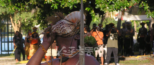 사이판, 로타, 팔라우, 축 등 마이크로네시아 15개 인근 섬들은 1년에 한번 큰 축제를 연다. 괌마이크로네시아 아일랜드 박람회가 그것. 원주민들 특유의 문화를 엿볼 수 있다.