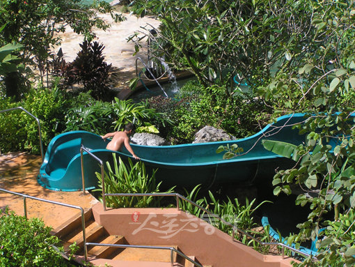 괌의 숙박시설은 고급스럽고 편리하다. 수영장은 야자수와 인공폭포 등으로 아름답게 꾸며 관광객의 멋진 쉼터를 제공한다. 사진은 아웃리거 호텔 수영장.