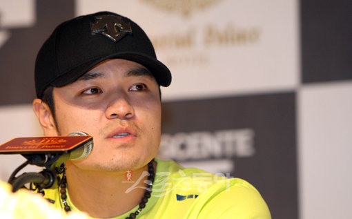 추신수가 4일 공식기자회견에서 기자들의 질문에 답하고 있다. 기자회견 후 곧바로 본가가 있는 부산으로 이동한 추신수는 5일 오전 조성옥 전 동의대 감독의 유해가 안치된 경남 양산 하늘공원묘지 납골당을 찾는다. 김종원 기자 won@donga.com