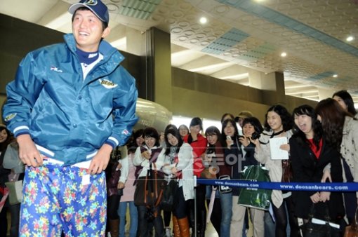 8일 잠실에서 열린 두산팬과 선수의 만남 ‘곰들의 모임’에는 3000여명의 팬들이 참가해 뜨거운 열기를 보였다. 신인 장민익이 익살스러운 의상으로 포즈를 취하자 여성팬들이 환호성을 지르고 있다. 사진제공 ｜ 두산 베어스