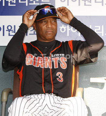 로이스터 감독이 잔류했어도 롯데의 전열정비까지는 갈 길이 멀어 보인다. 롯데 구단과 로이스터의 구상이 엇갈리는 한, 혼란은 지속될 수 밖에 없는 형국이다. 스포츠동아DB