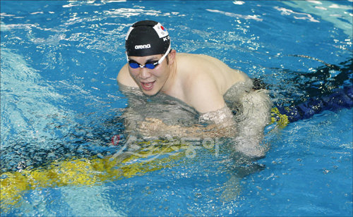 수심 2m 로프는 생명줄 허리정도 높이에서 시작한 태릉수영장의 수심은 50m밖 결승선에서는 3m로 깊어진다. 무아지경 스트로크를 하다가 잠시 지면을 딛으려고 하자, 끝없이 잠수. 결국 로프에 몸을 기댈 수밖에 없었다.
태릉 | 양회성 기자 yohan@donga.com