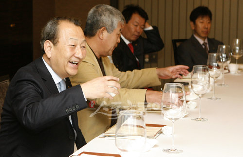 한국야구위원회(KBO)는 10일 오후 서울 소공동 롯데호텔에서 프로야구 첫 2군 감독 간담회를 가졌다. 총재유영구 KBO 총재와 각 구단 2군 감독들이 만나 2군 경기 활성화 방안 등에 대해 논의했다. 임진환 기자 photolim@donga.com