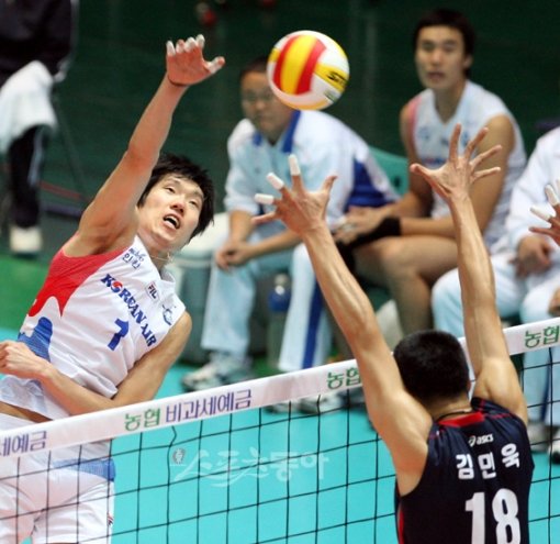 15일 인천도원시립체육관에서 열린 V리그 남자부 경기에서 대한항공 신영수(왼쪽)가 상무 김민욱의 블로킹을 피해 강한 스파이크를 시도하고 있다. 인천 ｜ 박화용 기자 inphoto@donga.com