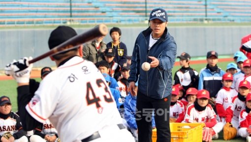 15일 부산 구덕야구장에서 유소년 선수들을 초청해 야구교실을 연 추신수가 직접 볼을 던져주며 타격자세에 대한 원 포인트 레슨을 하고 있다.부산 | 김종원 기자 won@donga.com