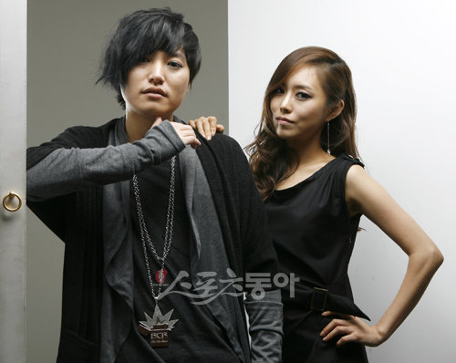 듀엣을 결성한 MC 한새(왼쪽)와 박소연. 둘은 서로를 ‘송 메이트’로 부를 정도로 음악으로 통하는 사이다. 임진환 기자 photolim@donga.com