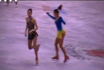 일본의 수구리 후미에(오른쪽)가 최종리허설때 김연아 주변으로 다가오고 있다.