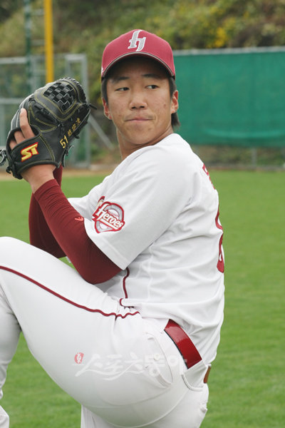 문성현 무럭무럭…히어로즈 희망도 무럭무럭 아직 ‘고교생’ 딱지도 못 뗀 문성현이 히어로즈의 새 소방수로 거론되고 있다. 김시진 감독과 정민태 투수코치의 기대에 선배 조용준의 세심한 지도까지. 히어로즈의 희망이 무럭무럭 자란다.사진제공 ｜ 히어로즈