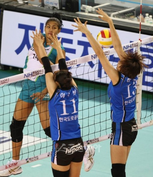 GS칼텍스 이브(정면 얼굴)가 17일 천안 유관순체육관에서 열린 2009∼2010 NH농협 V리그 도로공사와의 경기에서 수비수 두 명을 앞에 두고 스파이크를 날리고 있다. 하준임(오른쪽)의 블로킹에 막힌 게 옥에 티. 천안 ｜ 김종원 기자 won@donga.com