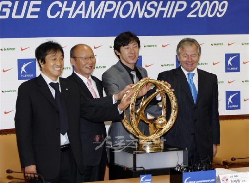 ‘4인 4색’ 동상이몽 18일 서울 신문로 축구회관에서 열린 K리그 챔피언십 6강 플레이오프 미디어데이에서 FC서울 이영진 코치, 전남 박항서 감독, 성남 신태용 감독, 인천 페트코비치 감독(왼쪽부터)이 우승컵에 손을 얹고 있다. 양회성 기자 yohan@donga.com