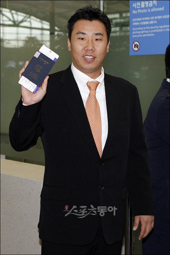 일본 소프트뱅크와 계약한 이범호가 마무리 캠프를 하고 있는 
미야자키로 출국하기 위해 20일 오전 인천국제공항을 통해 
출국했다. 최대 3년간 5억엔(65억원)에 계약한 이범호는 이날 미야자키에서 입단식을 한 뒤, 아키야마 고지 감독을 비롯한 소프트 
뱅크 선수들과 상견례를 할 
예정이다.이범호가 밝은 표정으로 인사하며 출국장을 빠져나가고 있다. 인천국제공항 | 양회성 기자 
yohan@donga.com