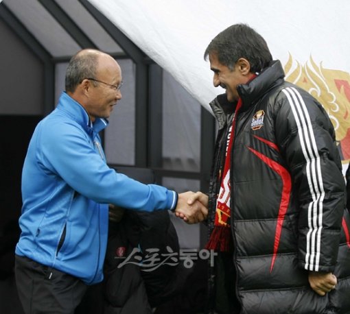 박항서 전남 감독(왼쪽)과 귀네슈 서울 감독이 1일 리그 최종전에 앞서 악수를 하고 있는 모습. 상암 | 임진환 기자 photolim@donga.com