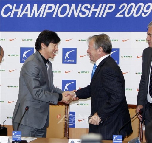 신태용 성남 감독(왼쪽)과 페트코비치 인천 감독이 18일 미디어데이에서 선전을 다짐하는 악수를 하고 있다. 양회성 기자 yohan@donga.com