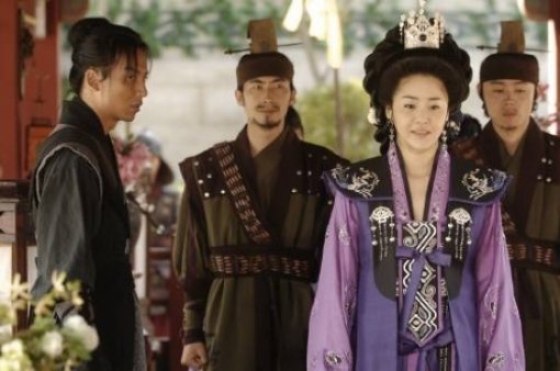 미실은 비담에게 “사람을 죽이고 웃음이 나더라도 입꼬리만 살짝 올려라. 그래야 더 강인해 보인다”고 조언한다. 비록 “내가 네
어미다”라고 거창하게 말하지는 않지만, 이런 소소한 미실과의 추억은 비담을 '다스베이담(다스베이더+비담)'으로 만든 것일 수도…
출처 : MBC ‘선덕여왕'’