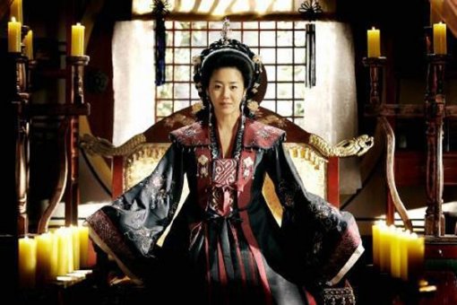 미실은 죽기 직전 비담에게 “사랑이란 아낌없이 빼앗는 것이다. 덕만을 사랑하거든 그리해야 한다”는 말을 남기고 숨을 거둔다.
설원의 안내로 미실의 방에 당도한 덕만은 눈물을 흘리고 있는 비담과 의자에 꼿꼿이 앉아 눈을 감고 있는 미실의 모습을 발견한다.
출처 : MBC ‘선덕여왕’